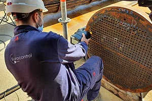 eurocontrol technician testing the strength of a structure by ultrasound