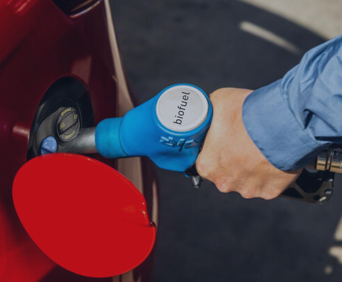 hombre llenando su depósito con combustible alternativo AdBlue