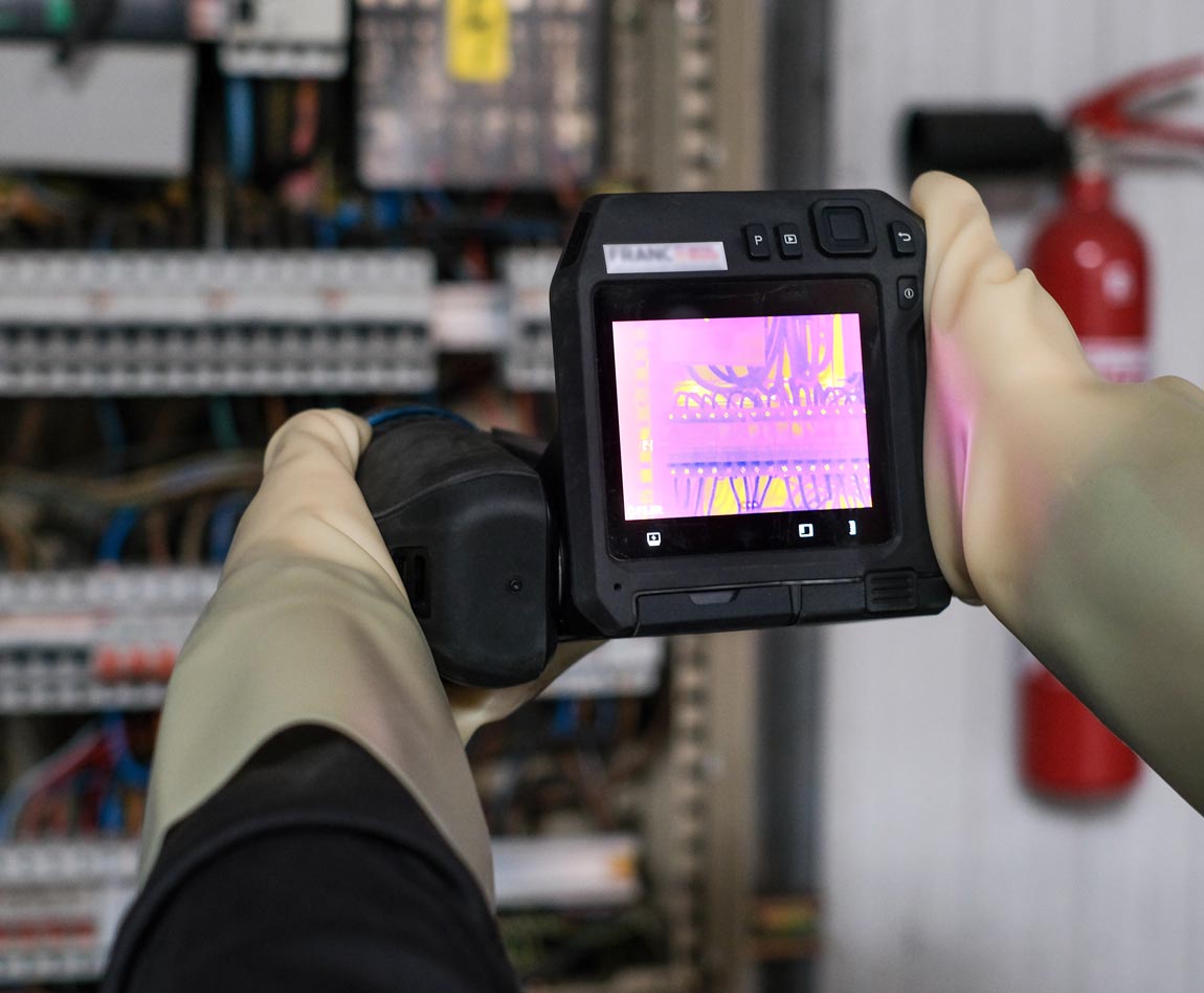 termógrafo inspeccionando un cuadro eléctrico