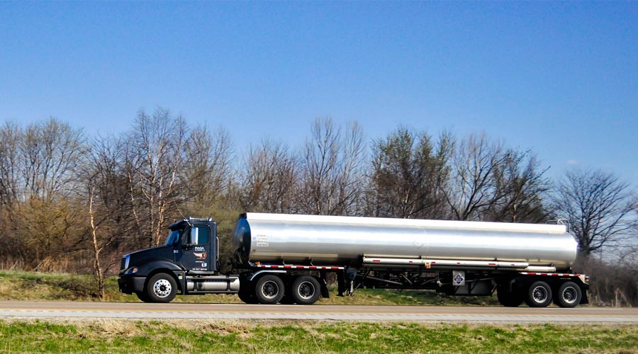 camión cisterna en la carretera