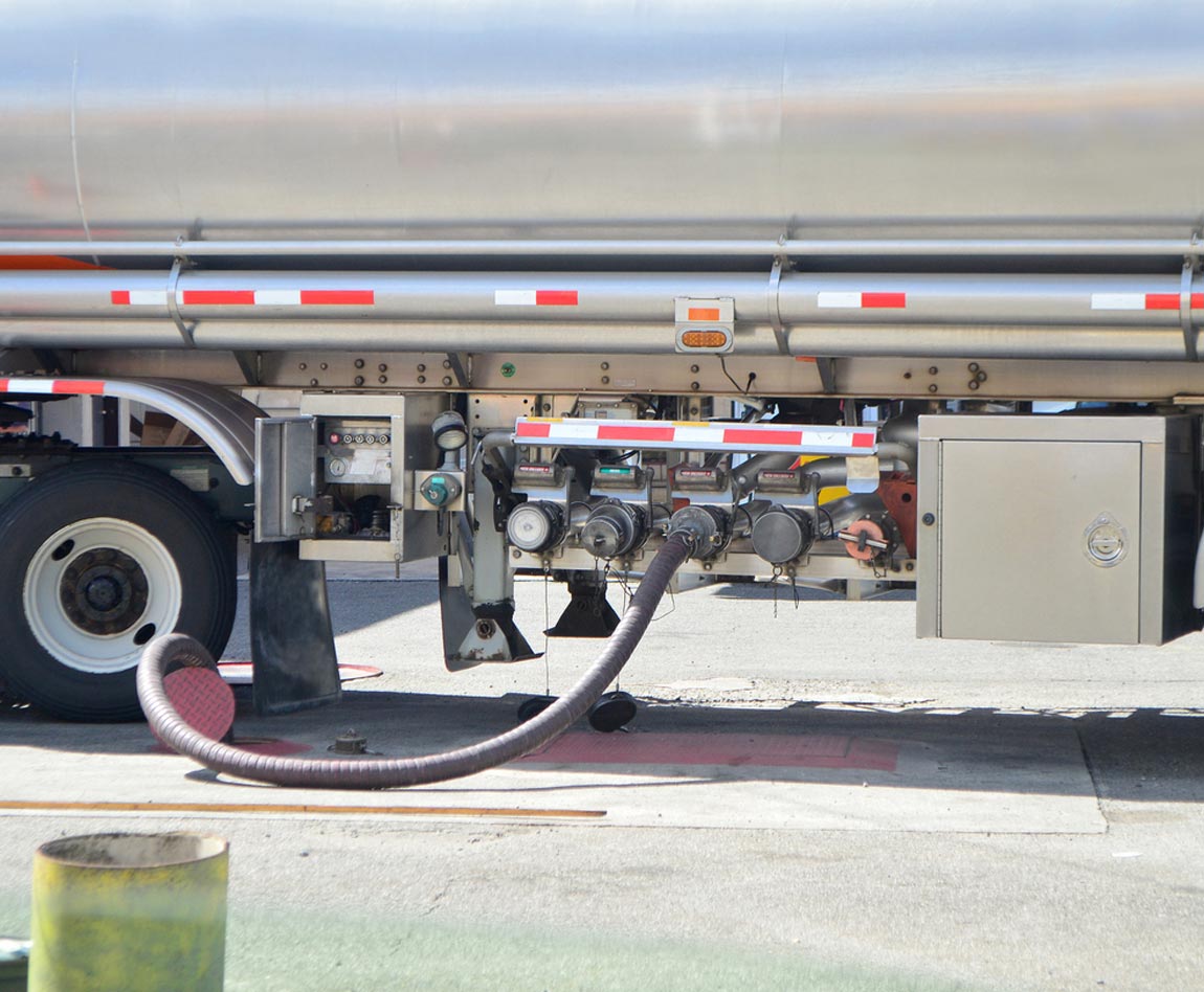 contadores y bombas de llenado en el lateral de un camión cisterna