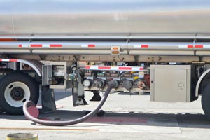 contadores y bombas de llenado en el lateral de un camión cisterna