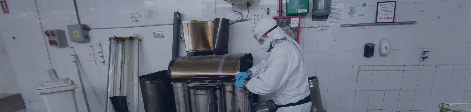 Empleado de Eurocontrol tomando muestras de aminato