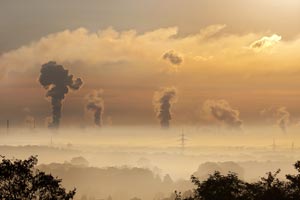horizonte con muchos humos de fábrica