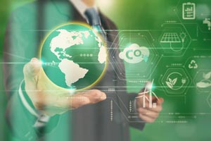 un hombre que tiene el mundo en la mano con datos ecológicos digitales a su alrededor