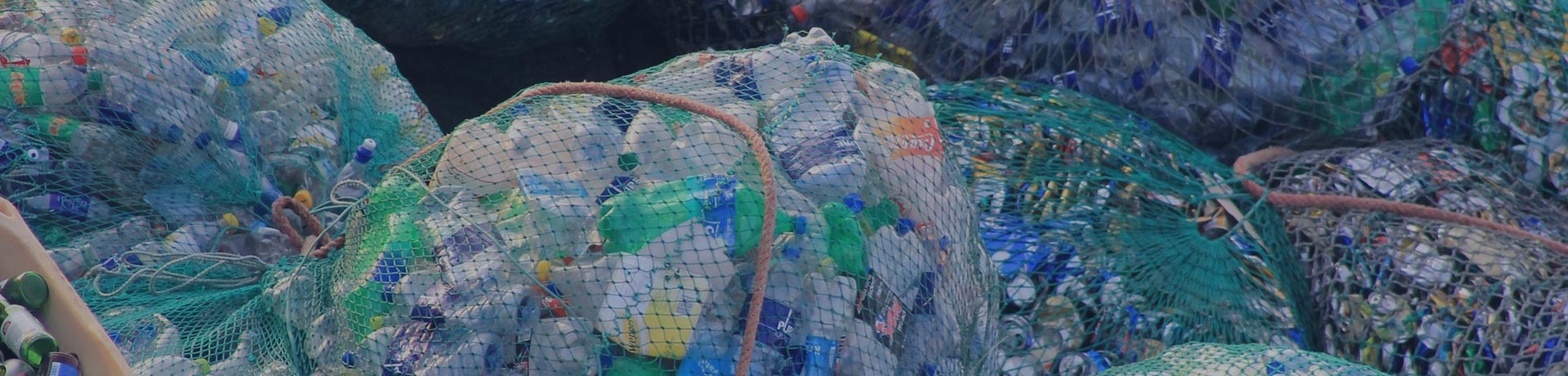 basura de botellas de plastico