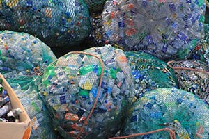 basura de botellas de plastico