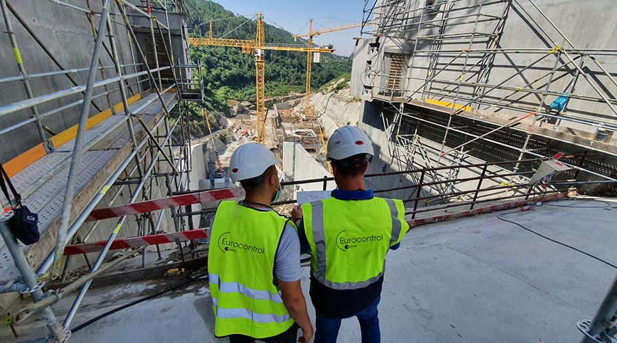 trabajadores controlando riesgos