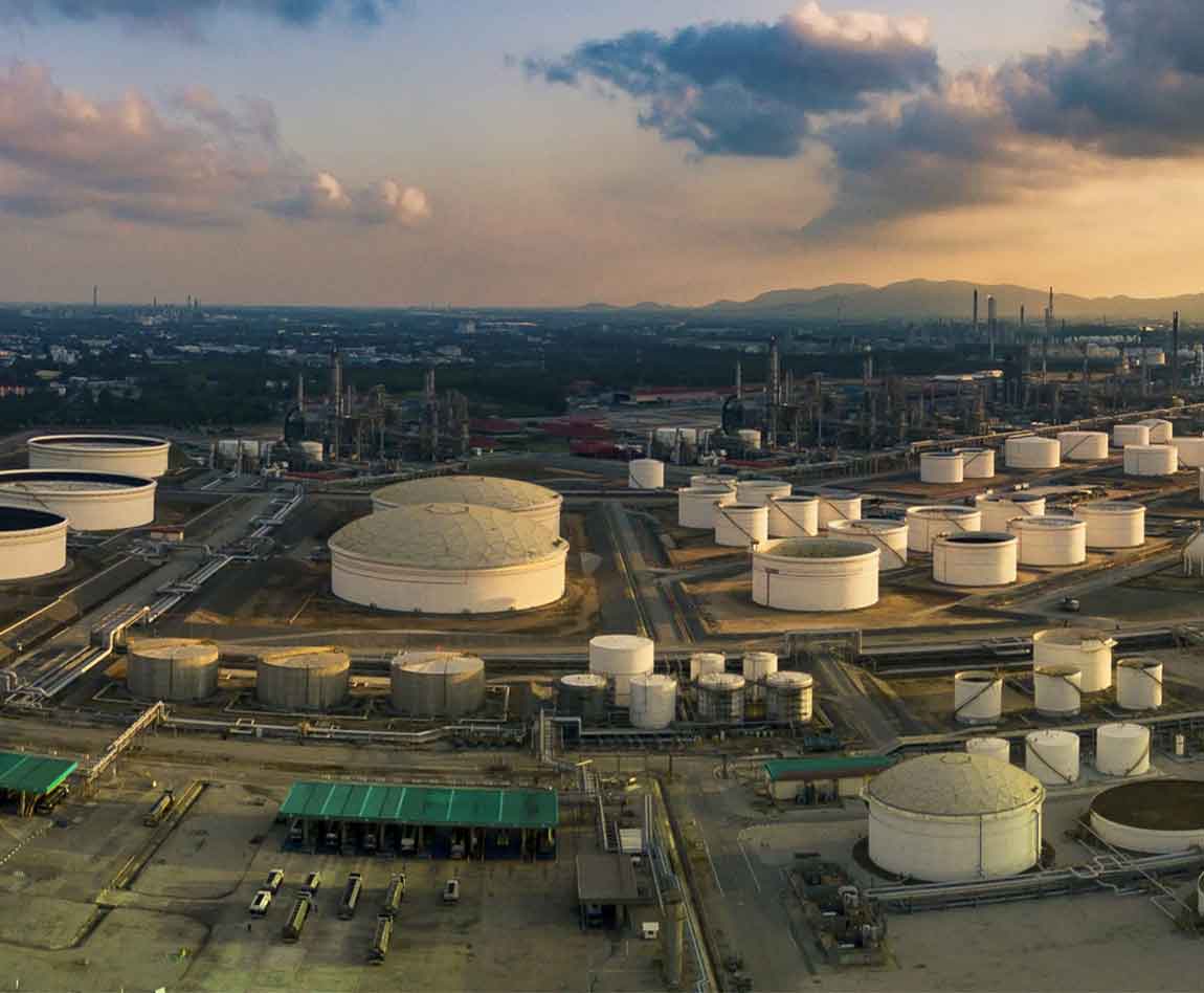 Une zone industrielle avec des cuves