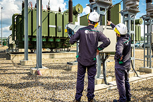 Deux collaborateurs Apave en mission Industrie