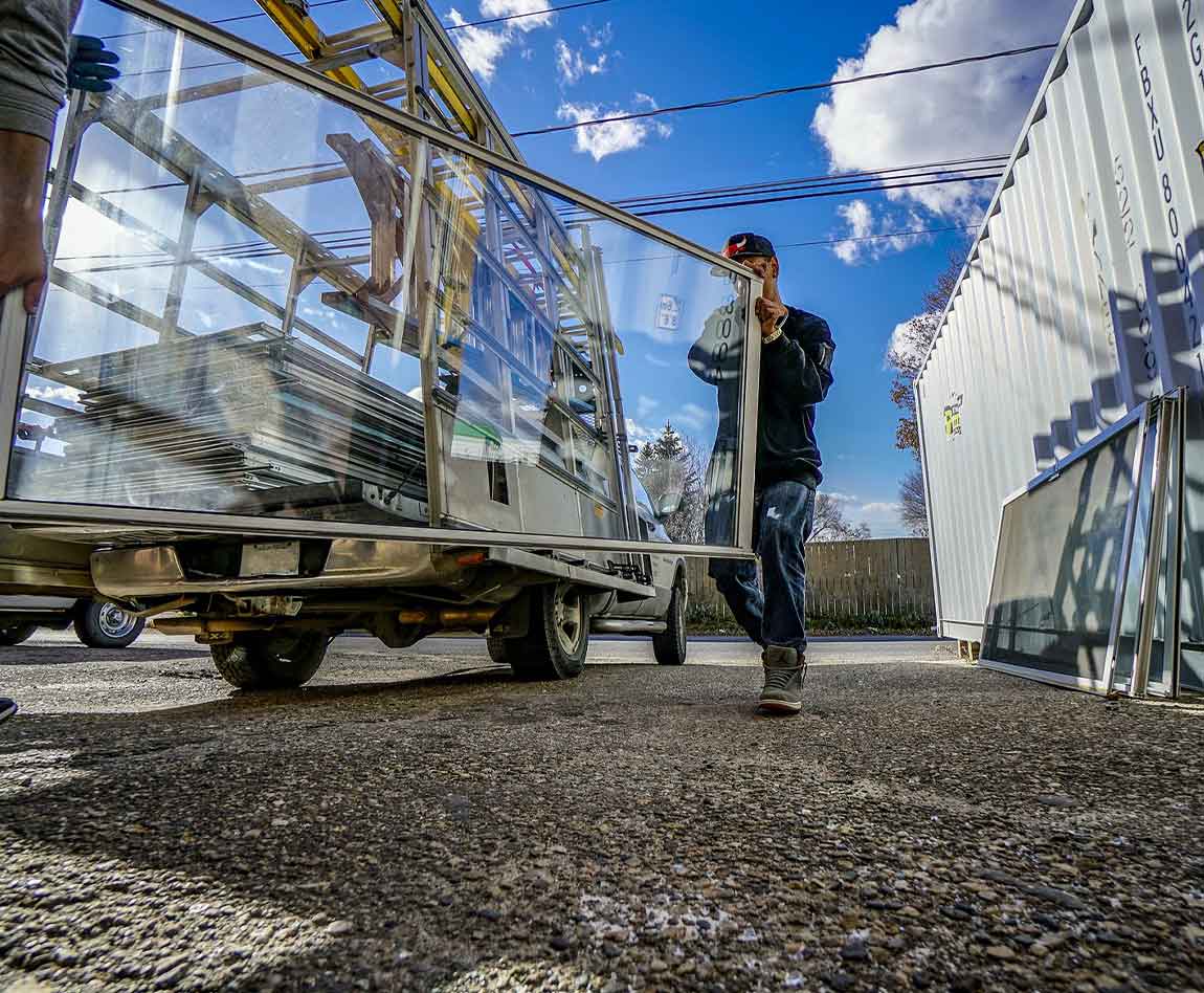 Deux travailleurs portent une fenêtre