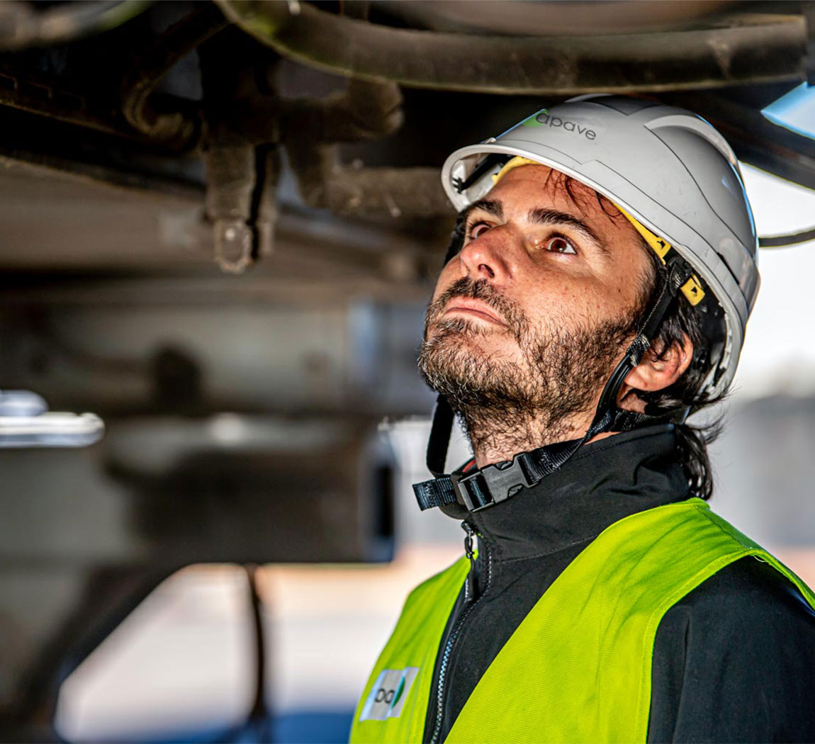 Un collaborateur apave regarde vers le haut