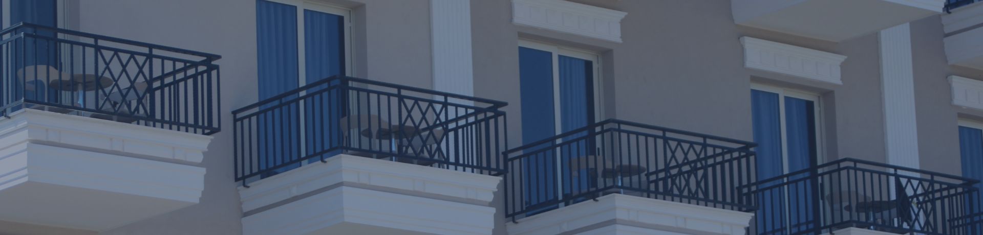 Un bâtiment avec des garde-corps