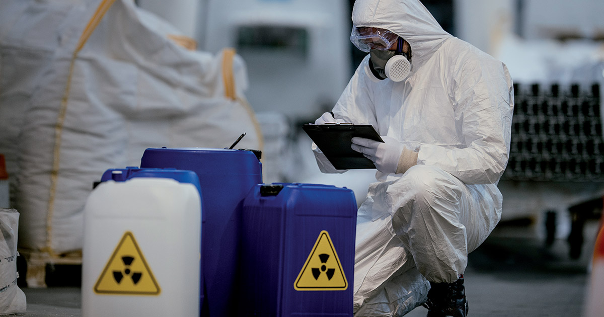 Des hommes en combinaison en train de réaliser des prélèvements radioprotection