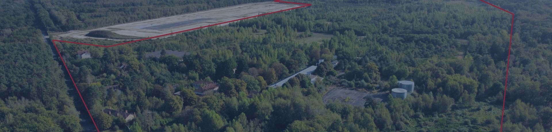 Vue aérienne d'un terrain délimité en forêt, projet de parc solaire photovoltaïque, centrale PV, énergie renouvelable, aménagement