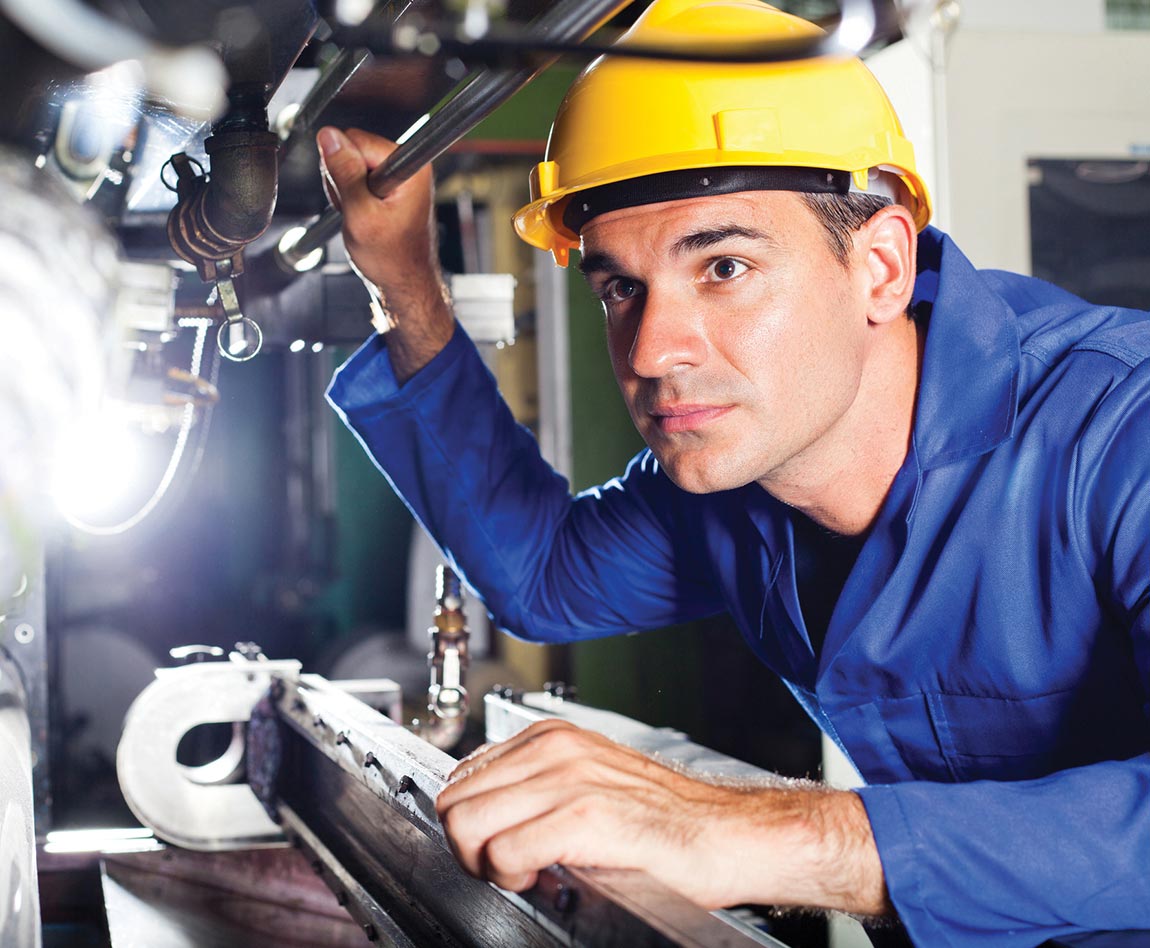 Un homme devant une machine