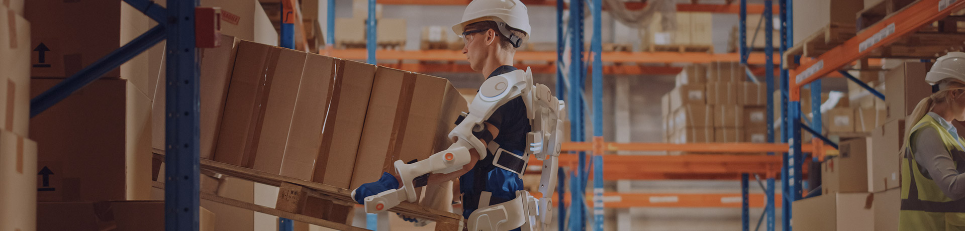 Un homme avec un exosquelette