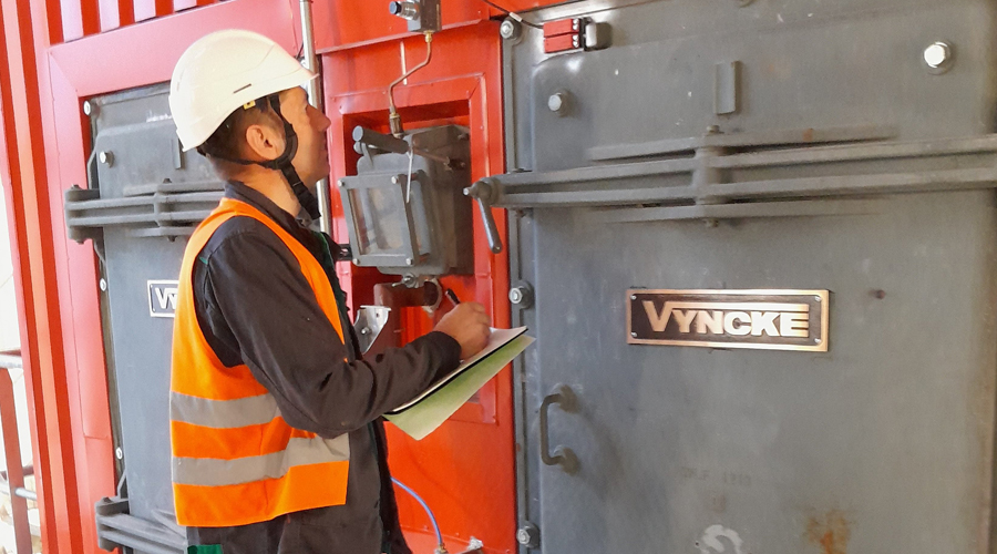 Technicien en inspection de chaudière industrielle Vyncke pour assurer la sécurité et la performance énergétique.