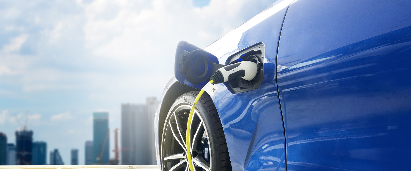 Une voiture électrique en recharge