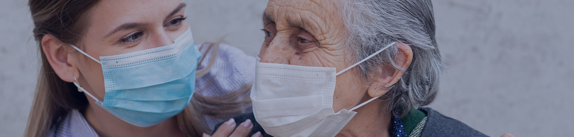 Une aide soignante s'occupe d'une personne âgée