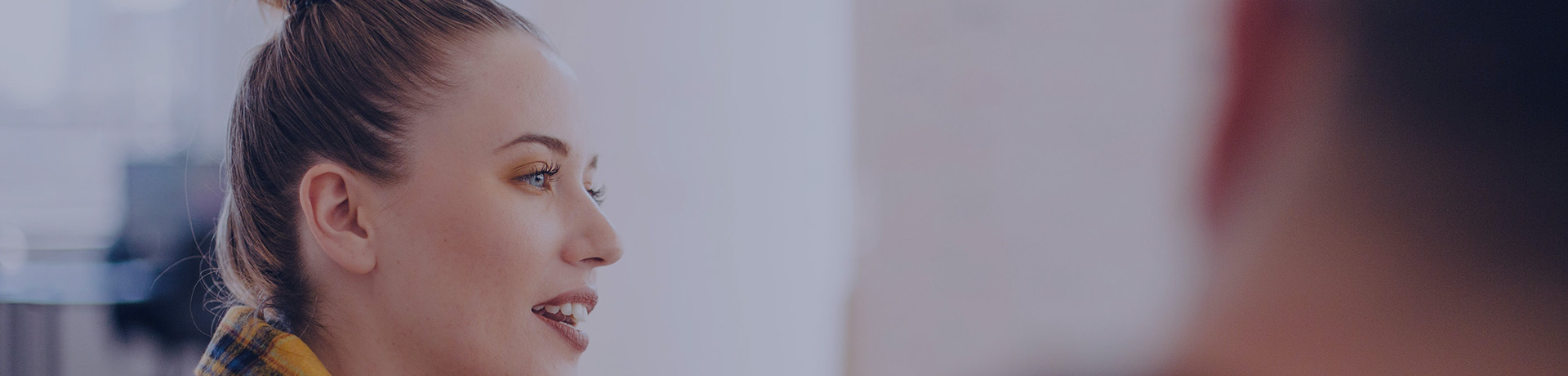 Une femme en train de discuter