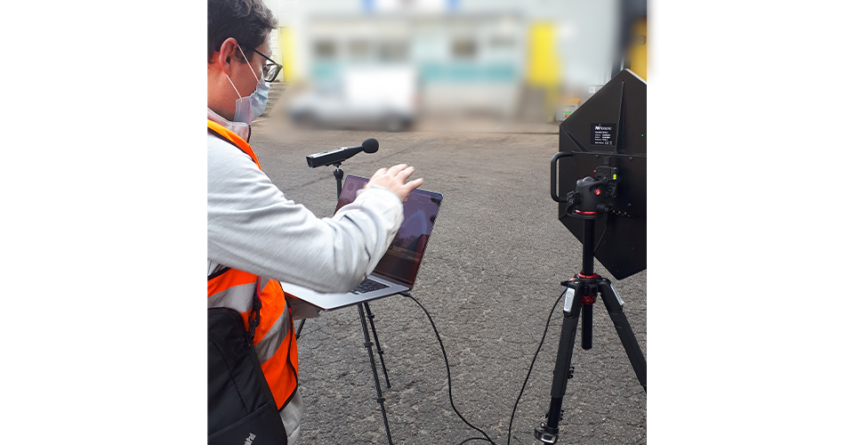 Un collaborateur Apave réalisant un contrôle par caméra accoustique