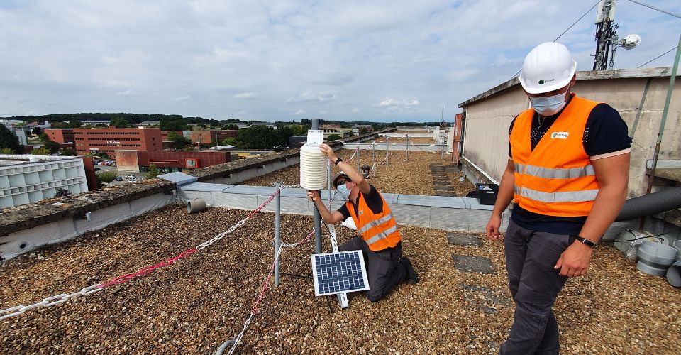 Deux collaborateurs Apave installent des systèmes capteurs