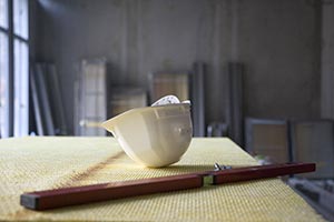 Un casque de chantier posé sur une table