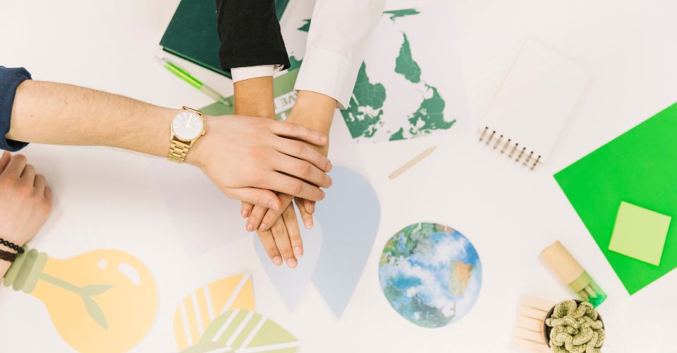 Collaboration écologique : mains jointes et symboles durables