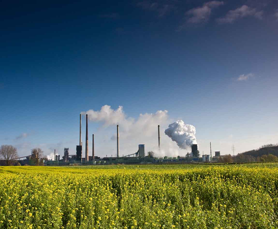 Une usine qui dégage de la fumée polluante