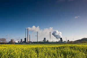 Une usine qui dégage de la fumée polluante