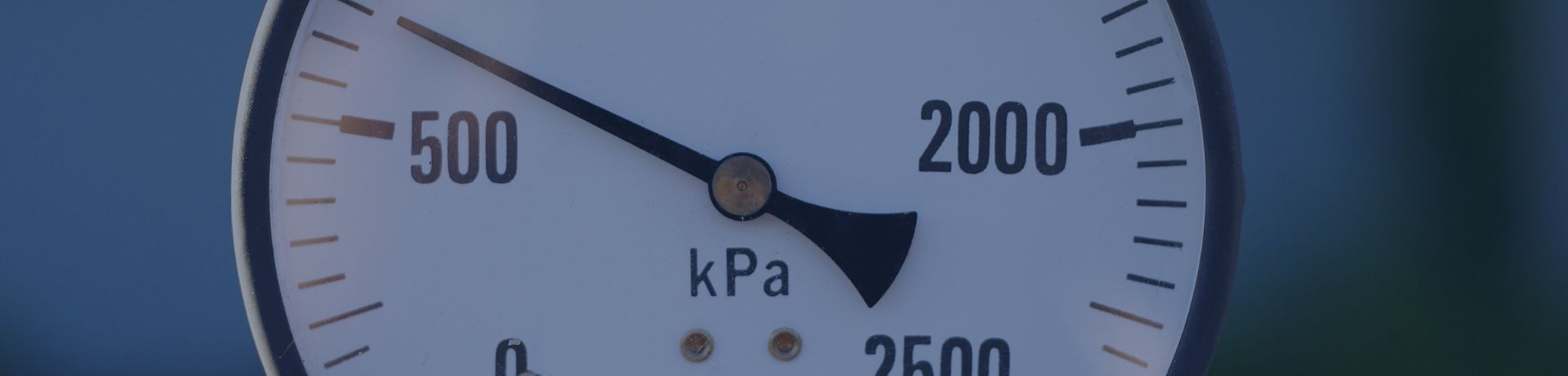 Manomètre industriel mesurant la pression en kPa, avec une aiguille indiquant environ 700.