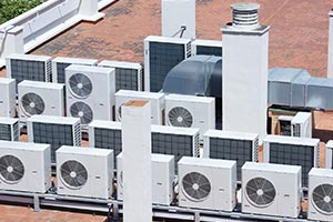 Des installations de climatisation sur le toit d'un immeuble
