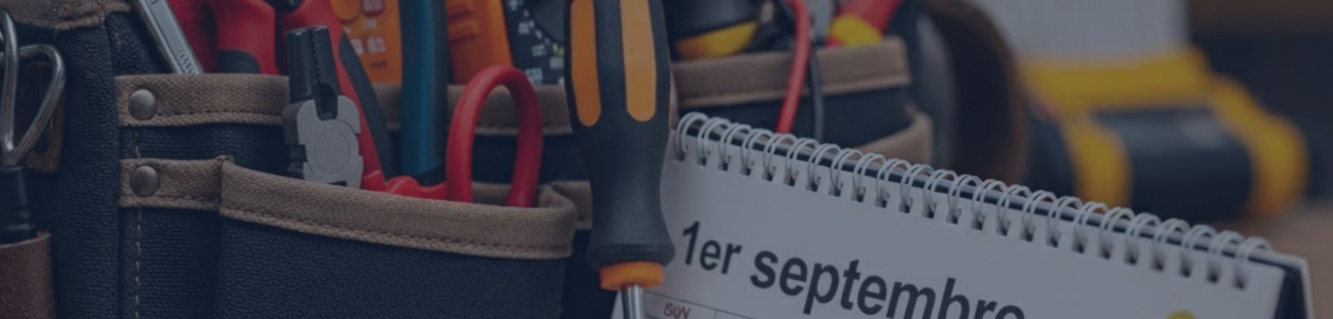 Une vue en plongée d'une boîte à outils et d'un calendrier affichant la date du 1er septembre.