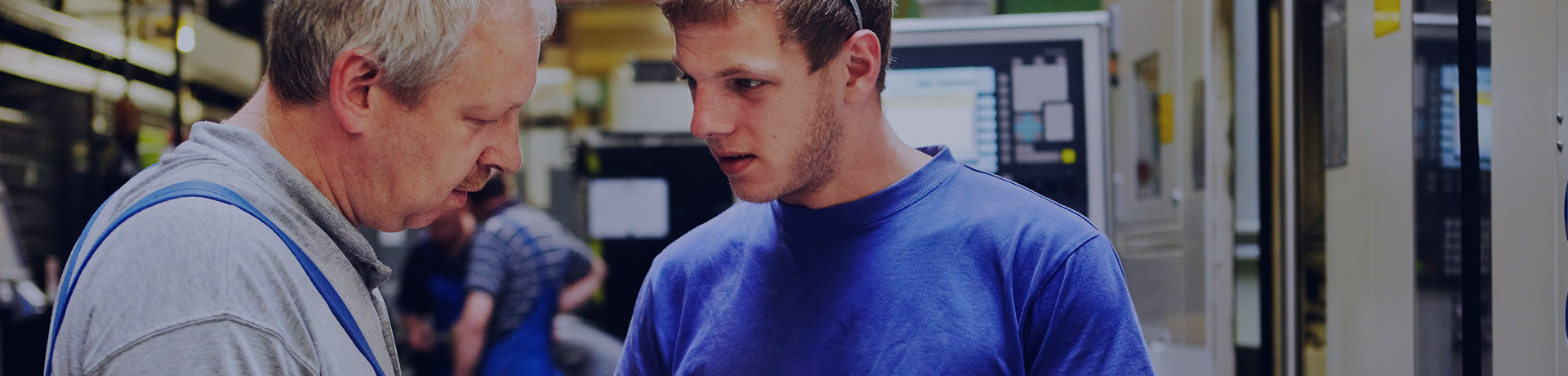 Deux hommes dans un atelier de travail