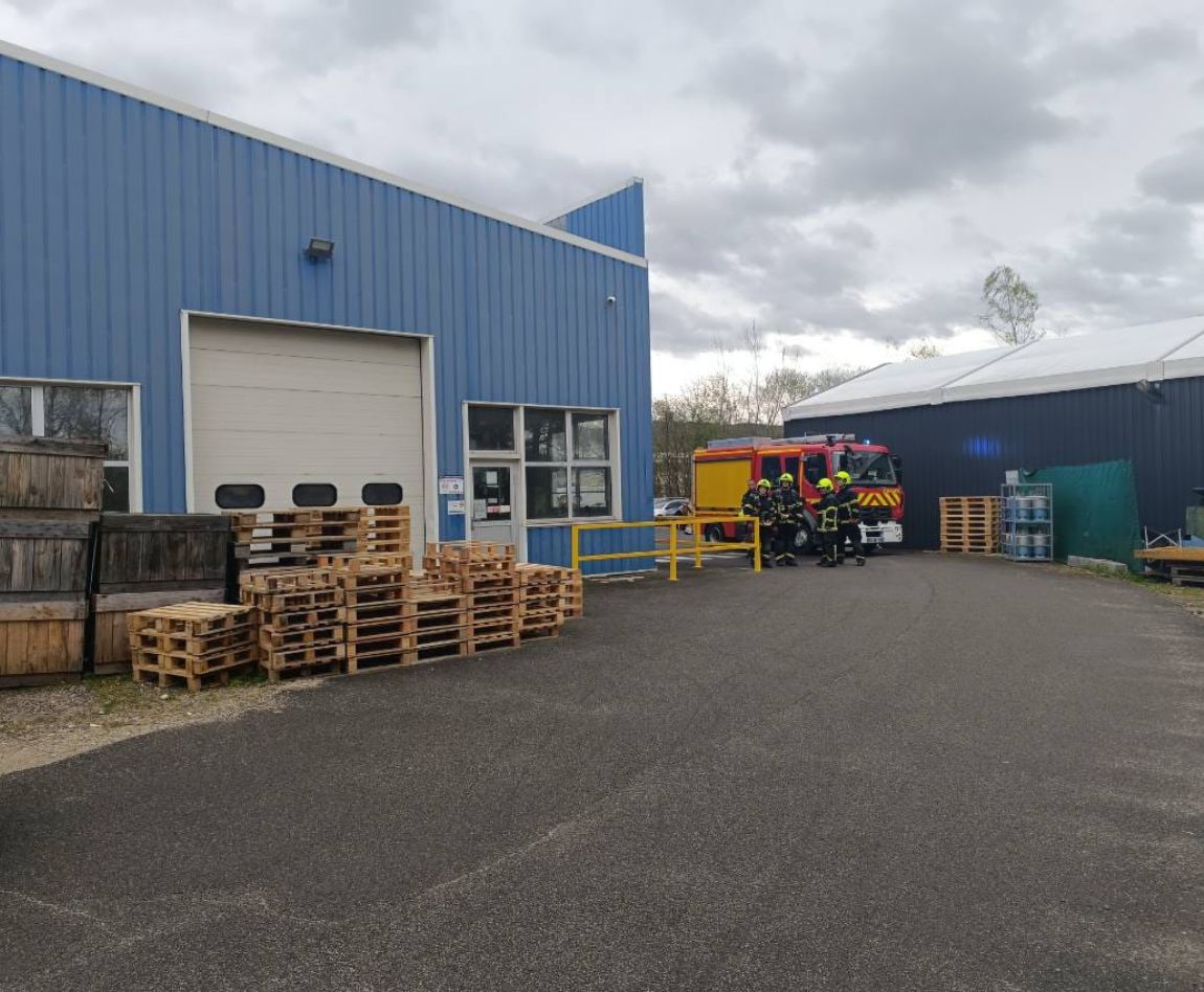 des pompiers devant un entrepôt de l'entreprise Wizard dans le 63