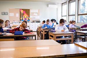 Un groupe d'élèves en train de travailler dans une salle de classe