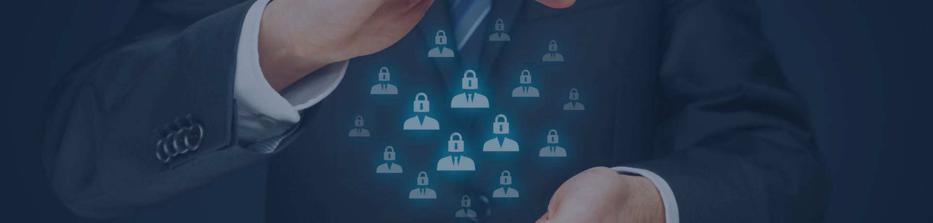 Un homme en costume avec entre ses mains des pictogrammes représentant le concept de données personnelles