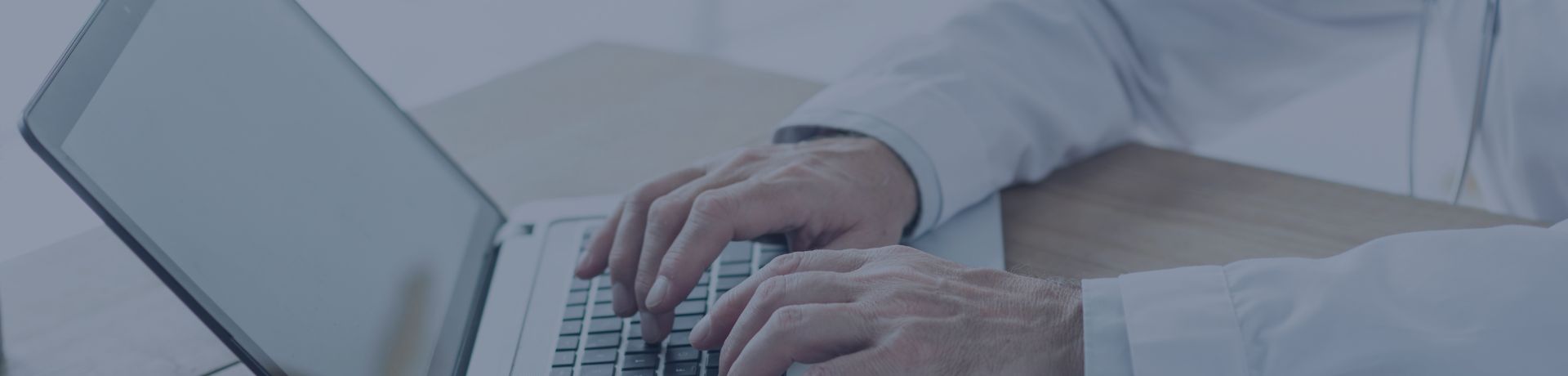 Médecin utilisant un ordinateur portable pour des données médicales sécurisées.