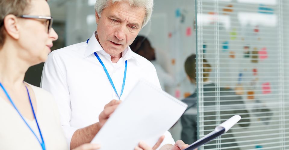 Experts discutant de solutions en cybersécurité dans le secteur médical.