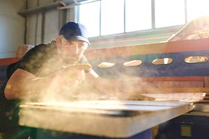 Un homme travaillant avec de la poussière