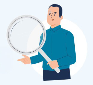 Un homme souriant en chemise bleue tient une grande loupe, symbolisant la recherche et l'analyse.