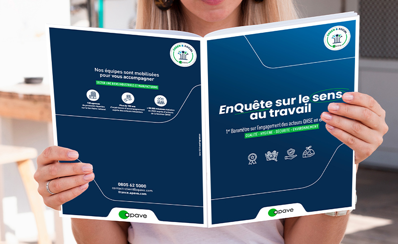 Une femme tient dans ses mains l'enquête HSE Apave