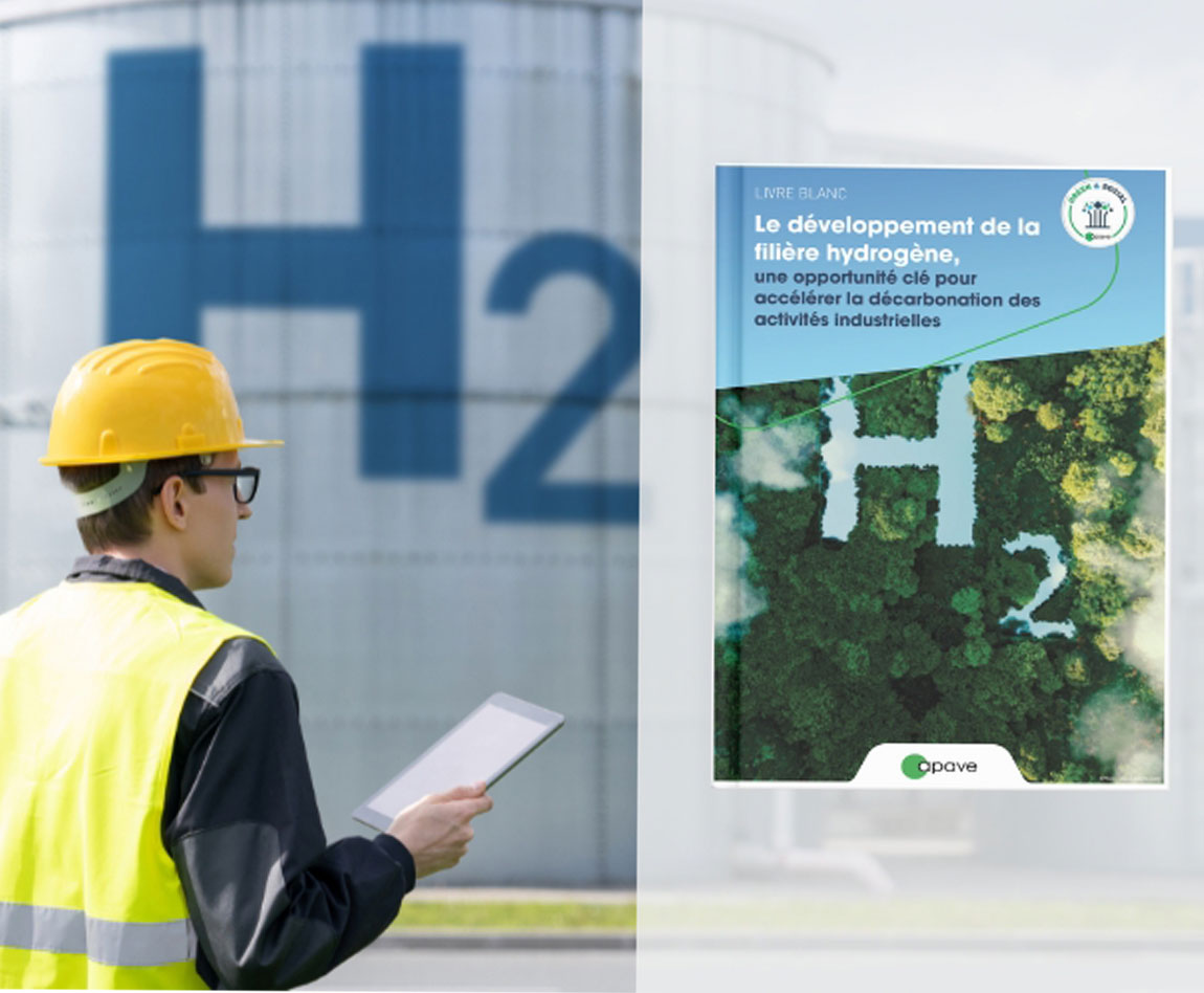 Ingénieur sur fond d'usine d'hydrogène