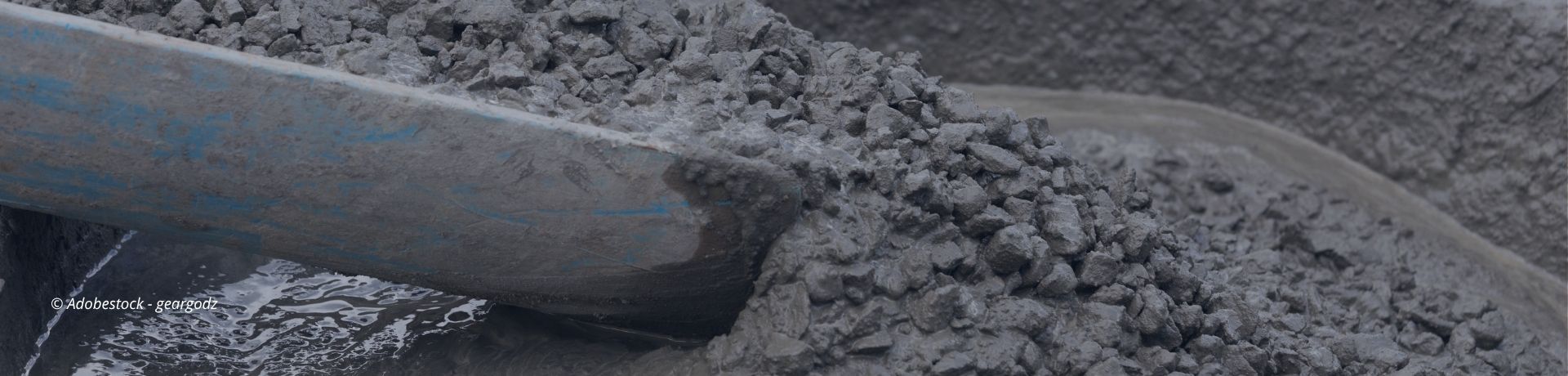 coulage de béton prêt à l'emploi sur un chantier