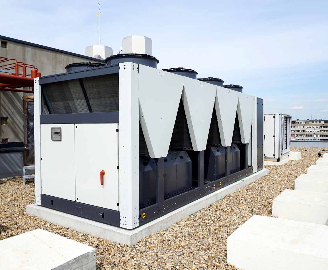 Un groupe froid sur le toit d'un immeuble