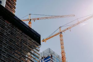 Une grue à côté d'un bâtiment en construction