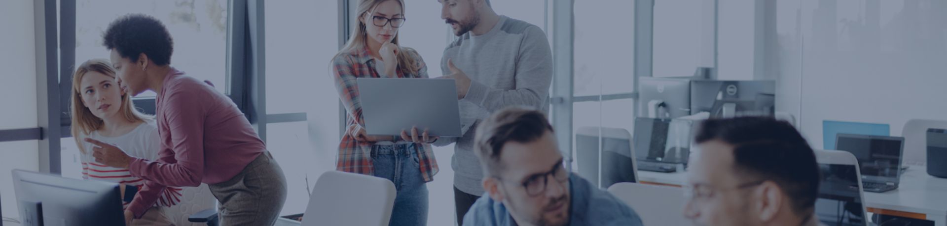 Une équipe en train de travailler ensemble