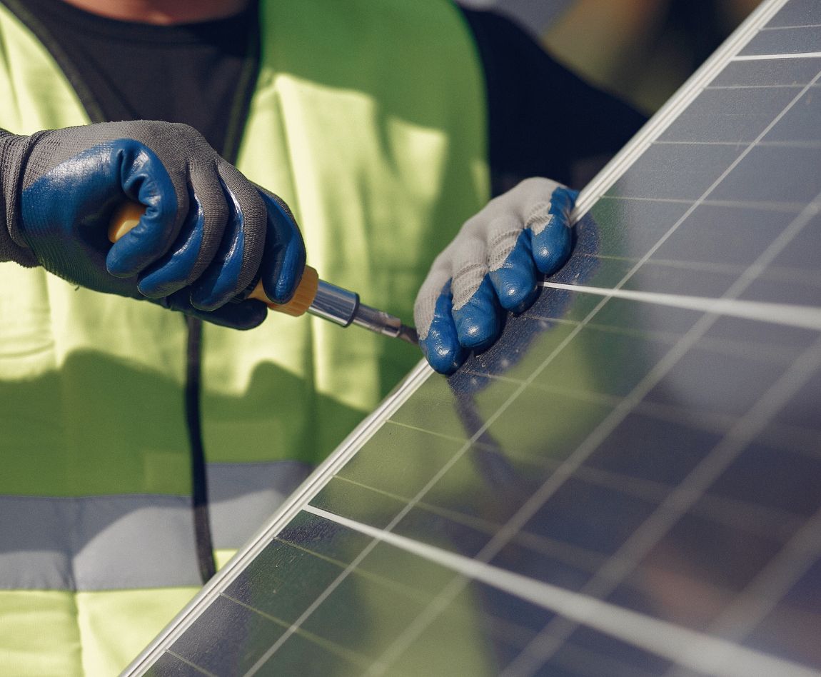 Installation sécurisée de panneaux solaires photovoltaïques par un professionnel qualifié