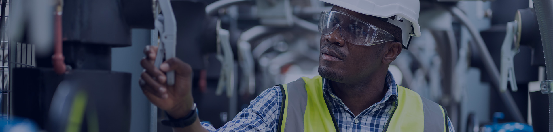 Ingénieur plombier travaillant sur des canalisations d'égout sur un chantier de construction à la vérification d'un réseau de canalisations d'égout